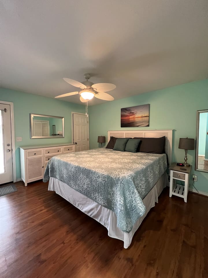 主套房配有加大双人床、全套浴室、阳台、智能电视、带衣架的衣柜、熨斗、风扇和婴儿游戏床。 还有额外的毯子和枕头