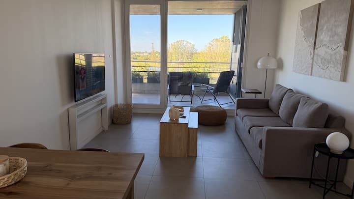 Apartment with lake view in Victoria