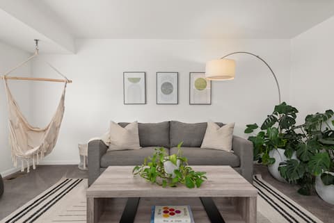 Top performing Airbnb: Modern Upstairs Oasis by Red Rocks in Ward 4 Coalition