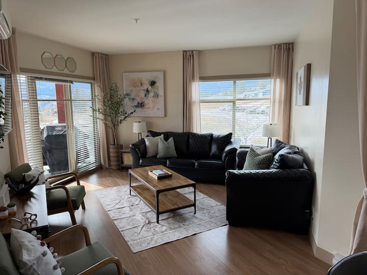 Panoramic Lake Views | Hot Tub Pool & Wine Country - West Kelowna