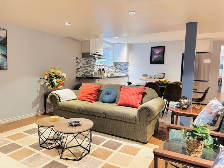 Cozy 2br 3 Beds Near C-train - Calgary