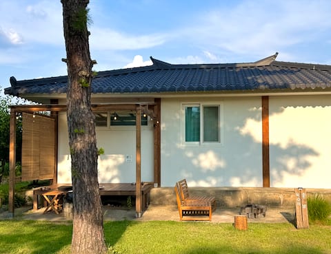 [Breakfast & hot water included] Large bathtub, private outdoor flat-top barbecue, private house / P