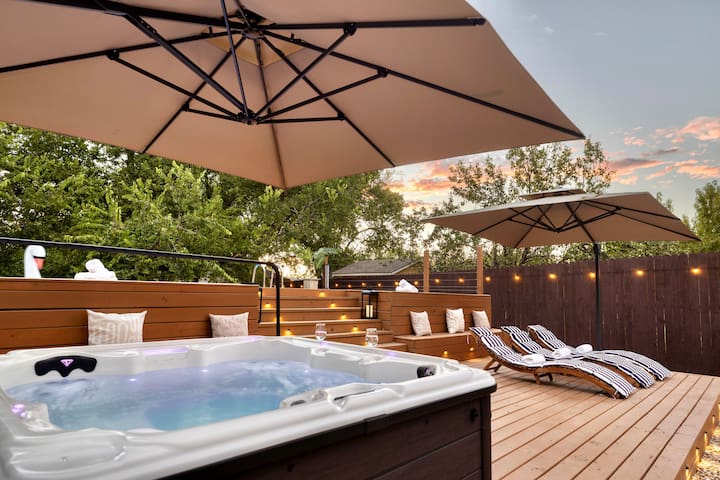Hot Tub | Pool | Outdoor Movie Lounge | Spa Shower gallery image 2