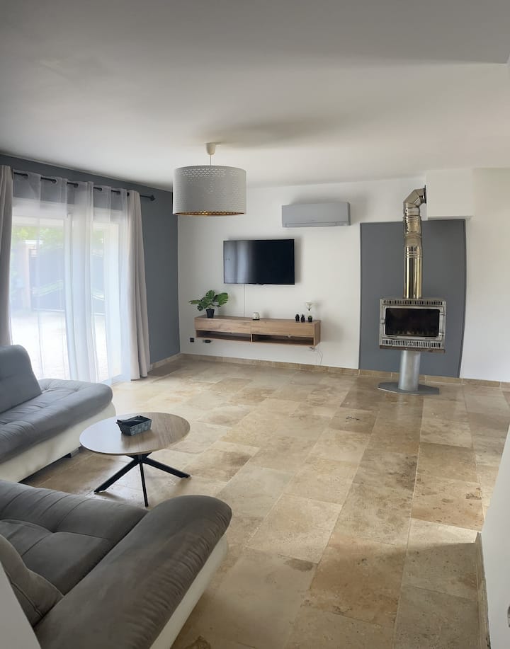 Maison Chaleureuse Avec Jardin Et Piscine - Orange