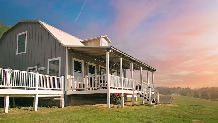 Modern Milkbarn Farm Stay with Pond & Fluffy Cows