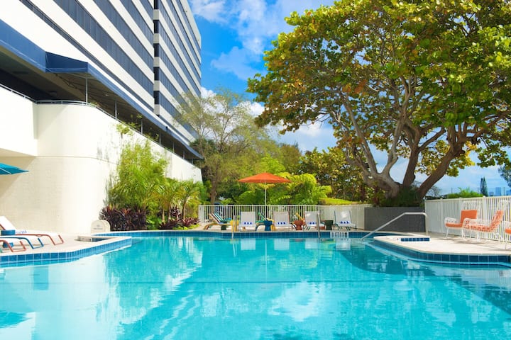 Prime Location! Outdoor Pool, Fitness Center - Miami