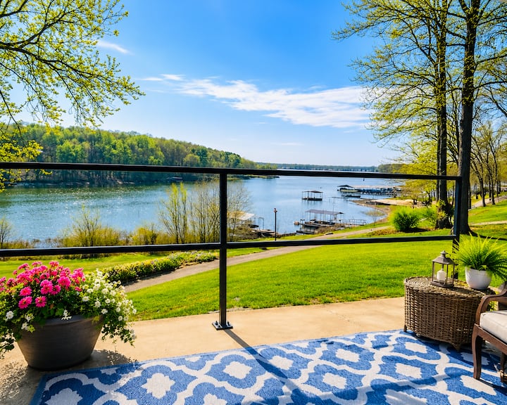 KY Lake, Waterfront Retreat, with private Dock