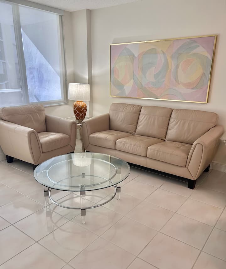 Lovely 2 Bedroom Ocean Views W/parking Wash/dryer! - Hollywood, FL