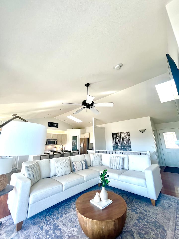 Home Away From Home…relax In This 3 Bedroom Home. - Kelowna
