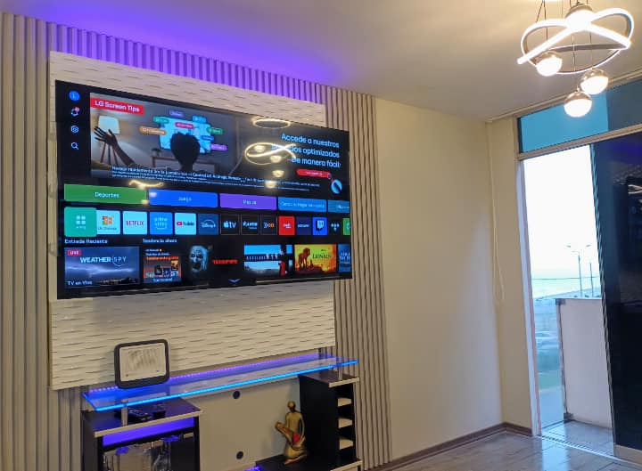 Salle avec centre de divertissement, fibre optique et télévision intelligente de 65 pouces