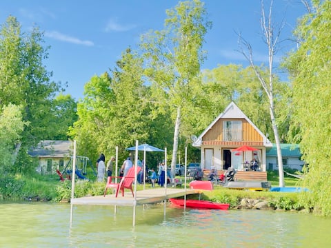 Cozy Lakeside Getaway Cottage