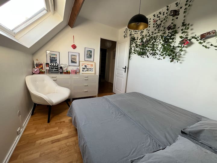 غرفة نوم صغيرة ولكن يمكن أن تستوعب شخصين بفضل سريرها القابل للتمديد بطول 180 سم