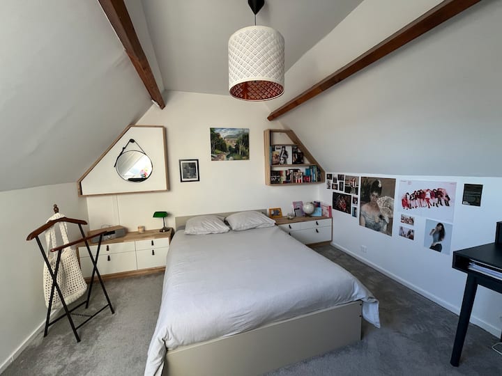 غرفة نوم كبيرة بسرير مزدوج 
ديكور انطباعي / ك-بوب ؛)
مكتب 