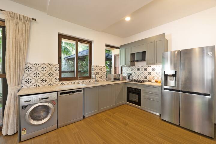 Full kitchen image 2