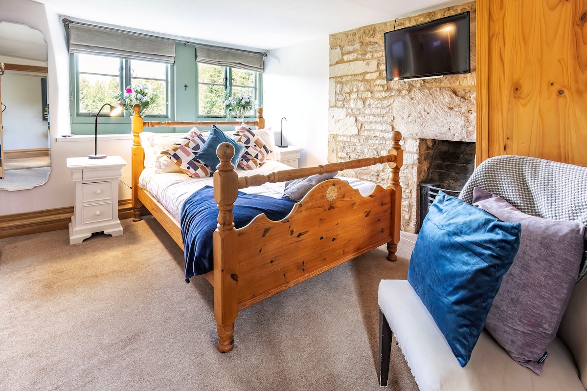 5* Cotswold Chocolate Box Manor House photo 43