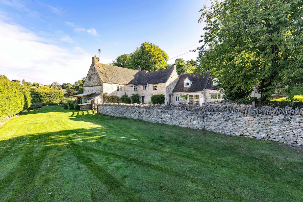5* Cotswold Chocolate Box Manor House photo 2