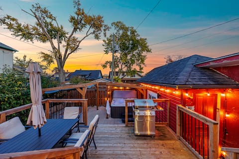 Tranquil Oasis: 4BD | Hot Tub | BBQ| Walk to Falls
