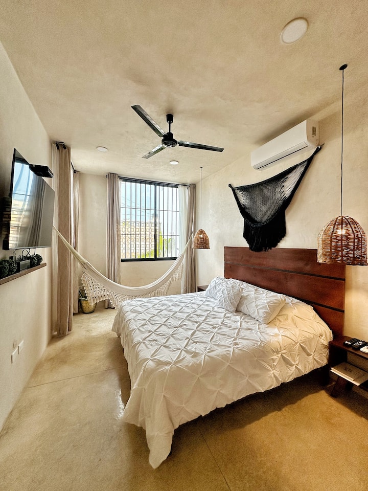 ห้องนอนที่สมบูรณ์แบบสำหรับ 2 คนพร้อมเตียงคิงไซส์ ตู้เสื้อผ้า เครื่องปรับอากาศ พัดลมเพดาน สมาร์ททีวี ห้องน้ำส่วนตัวและที่วางเปลญวน พร้อมการตกแต่งที่สวยงามและหน้าต่างบานใหญ่สำหรับการเข้าของแสงและอากาศธรรมชาติ