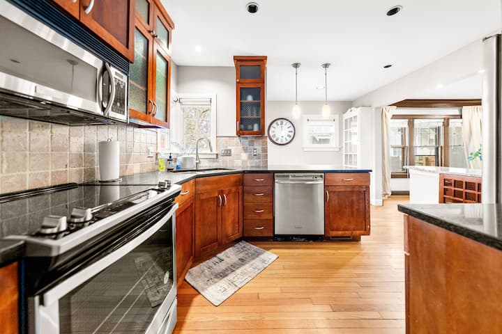 Brookside 3br Home | Garage Parking + Pets! - Overland Park, KS