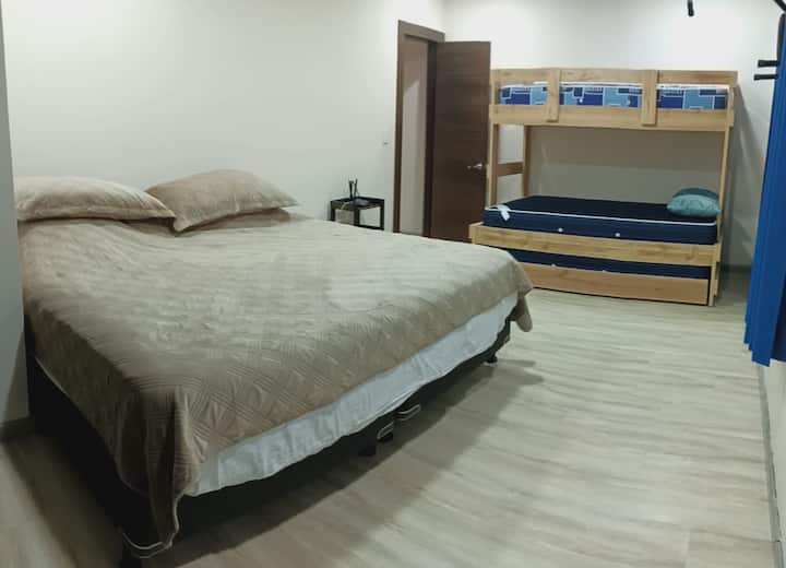 Kjo dhomë gjumi përfshin një krevat dopio "king" dhe një krevat marinari ku mund të flenë tre persona. Ka gjithashtu një banjë të plotë dhe një tarracë me pamje nga malet dhe kopshti.