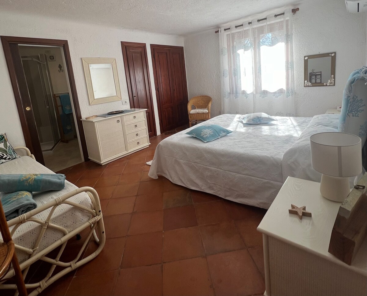 Habitación principal con baño privado.