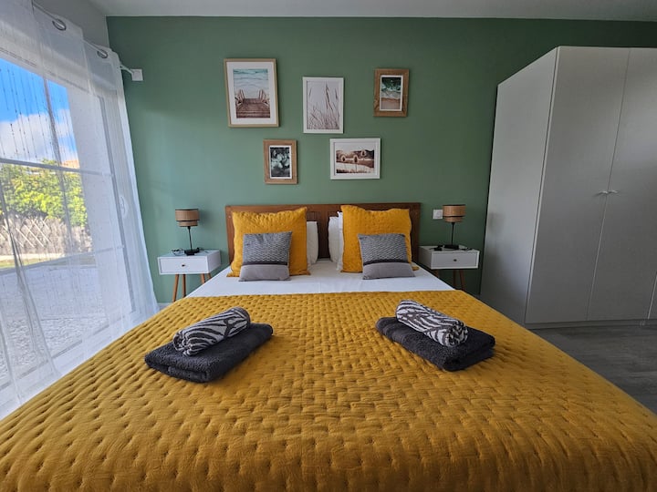 160/200 מיטה, חדר מרווח מאוד לאירוח מיטת תינוק ללא דאגות 