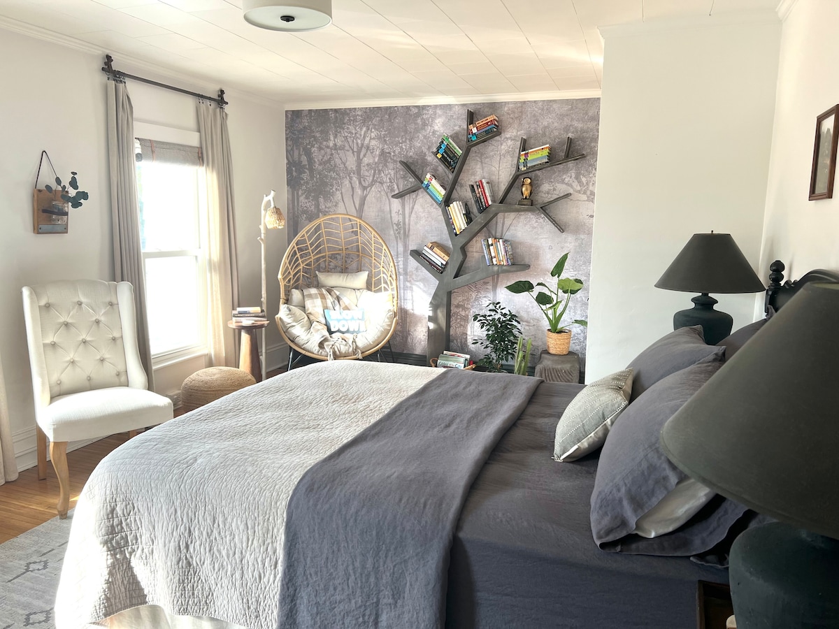 Comfortabel bed met veren kussens en standaard kussens voor jouw comfort.  100% linnen lakens en 100% linnen/katoenen deken.