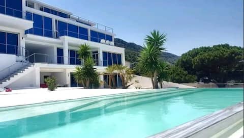 Luxury beachfront villa 10