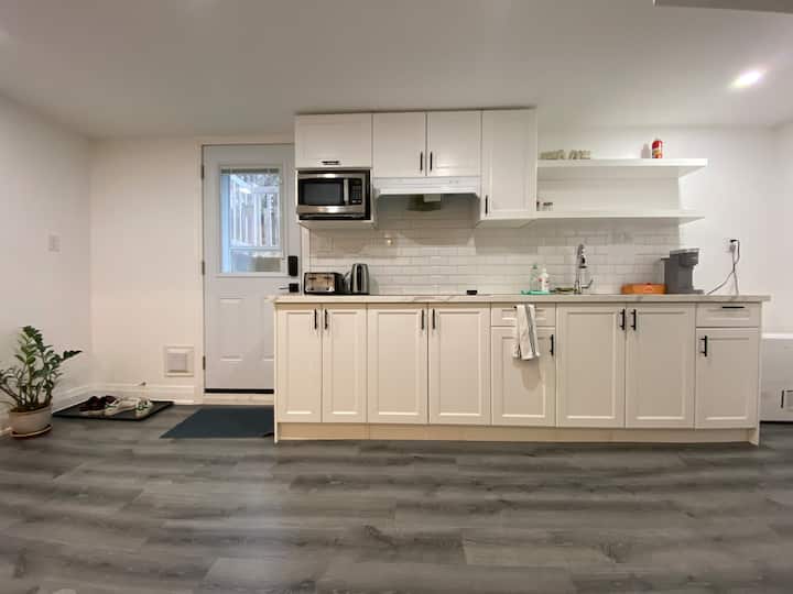 Family-friendly 2 Br Unit With Private Entrance - Vaughan