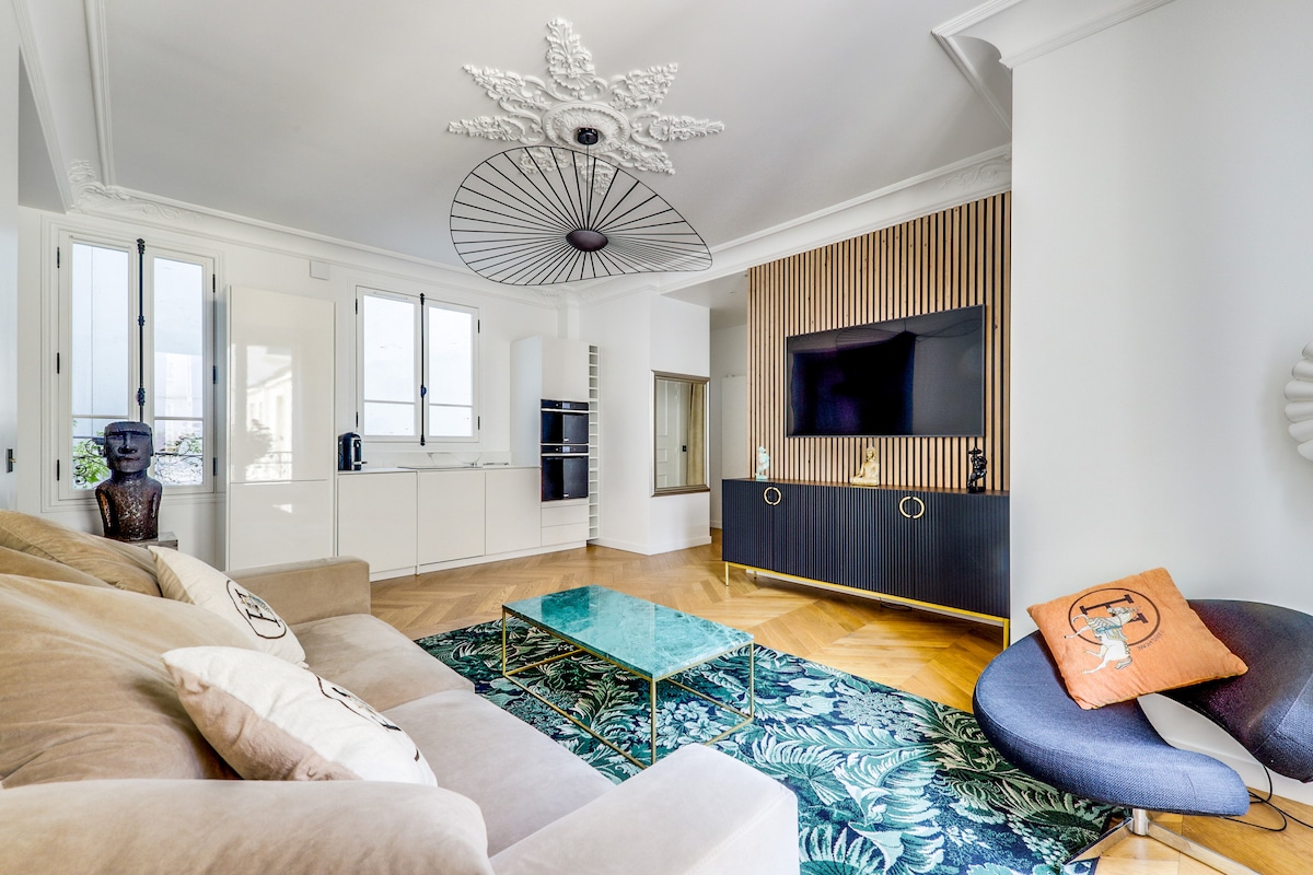 Successful Airbnb property: Superb apartment - Arc Triomphe / Champs Elysée in Paris 16e Arrondissement