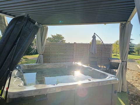 Heated pool (summer), private spa, air conditioning, quiet