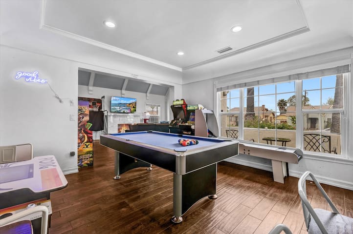 Lavish LAX Games w sauna near LAX beaches stadiums