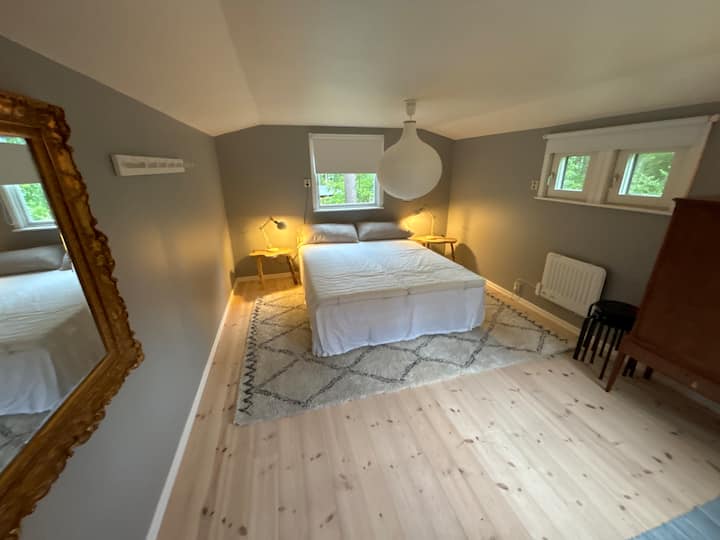 Дървена колиба с една стая и легло от 180 см