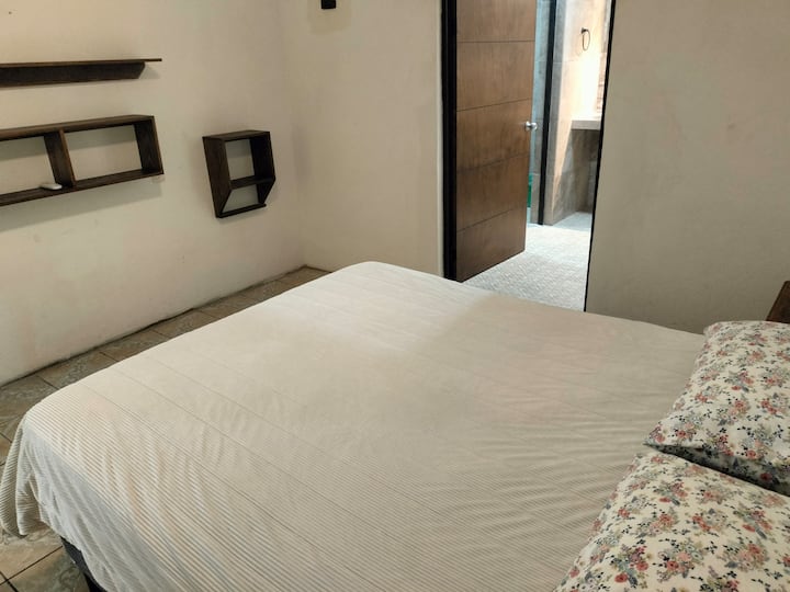 Recámara principal y cuenta con baño independiente del resto de las otras 2 habitaciones