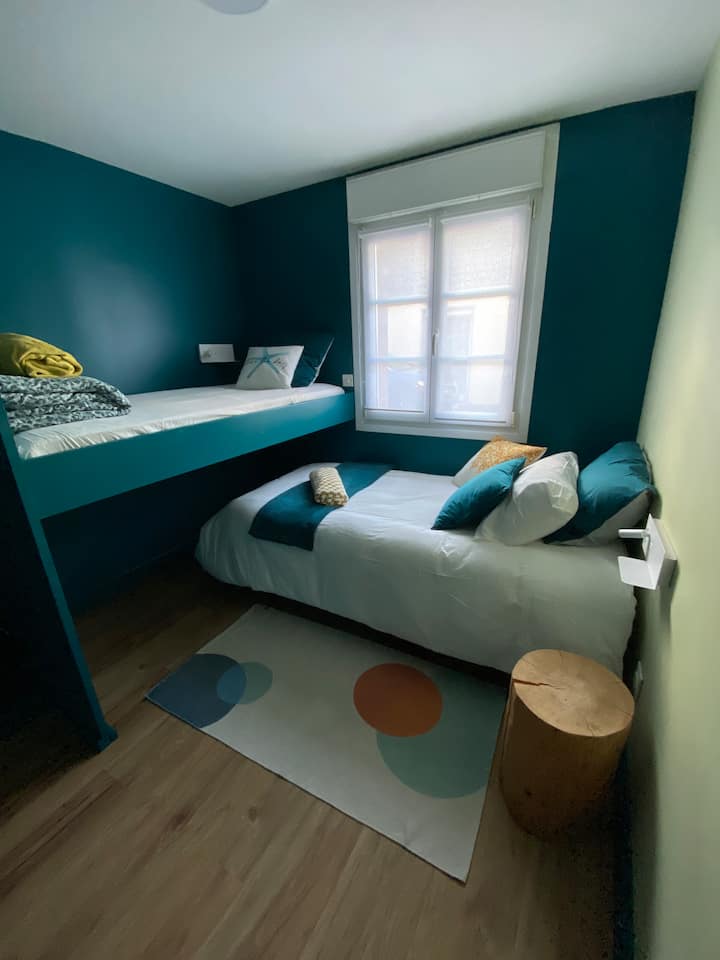 Una cama de 100 x 200 
la cama alta 90X190 (esta es adecuada para un niño de seis años o más o un adulto)
No permita que un niño menor de 6 años duerma en la cama elevada.