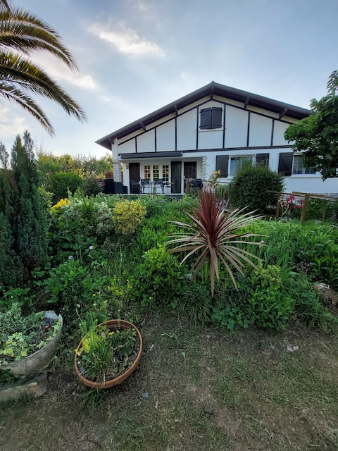 House with mountain view and 20 minutes from the beaches.