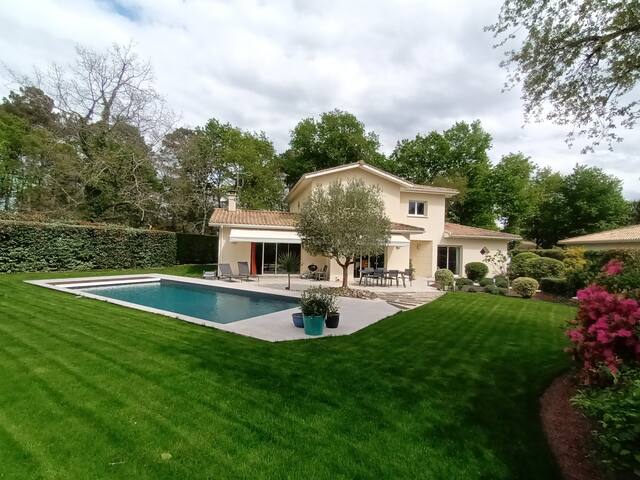 Spacious and well equiped Villa with swimming pool gallery image 2