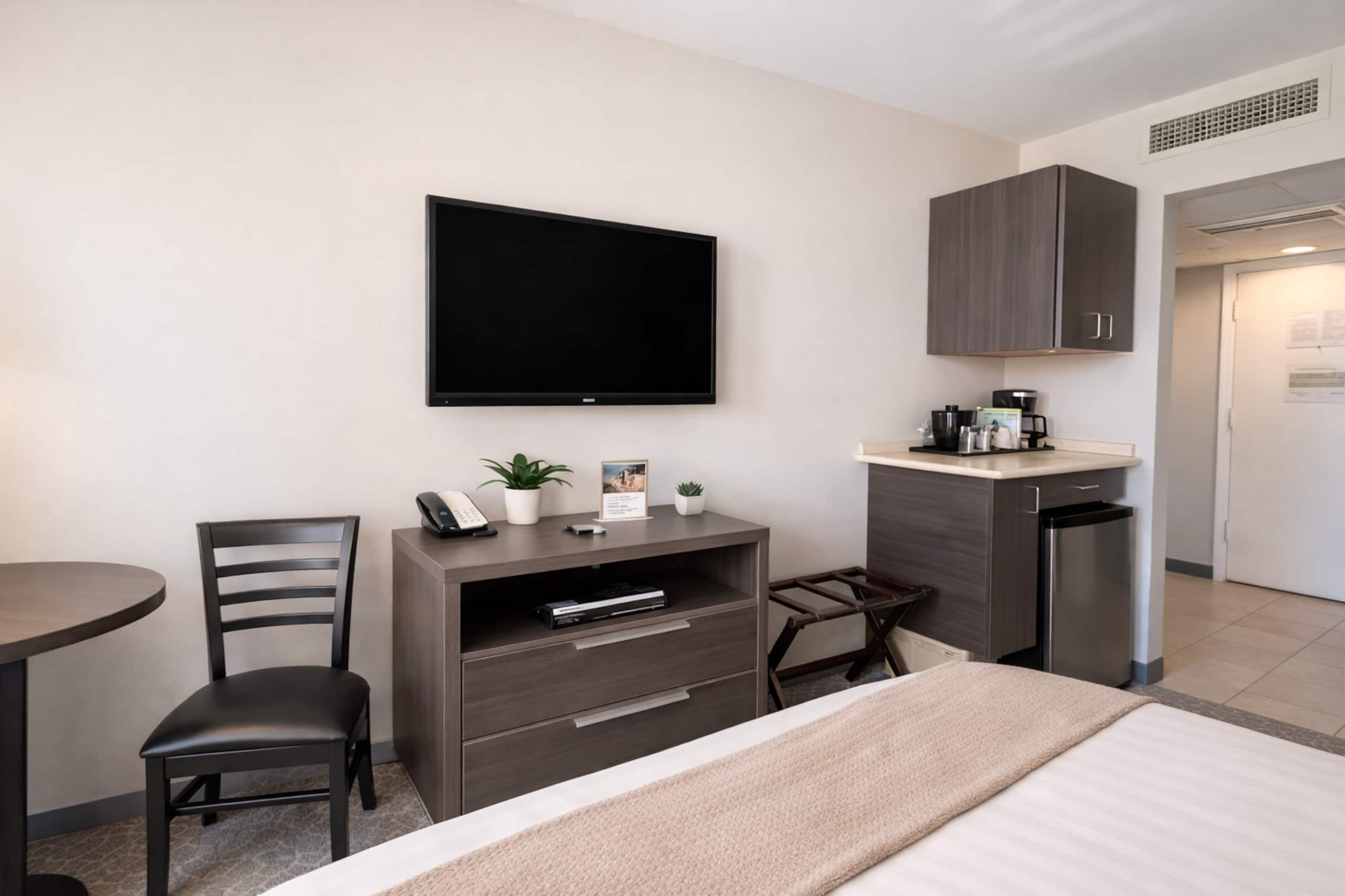 Condo in Honolulu · ★4.69 · Studio · 1 bed · 1 bath - Image 7