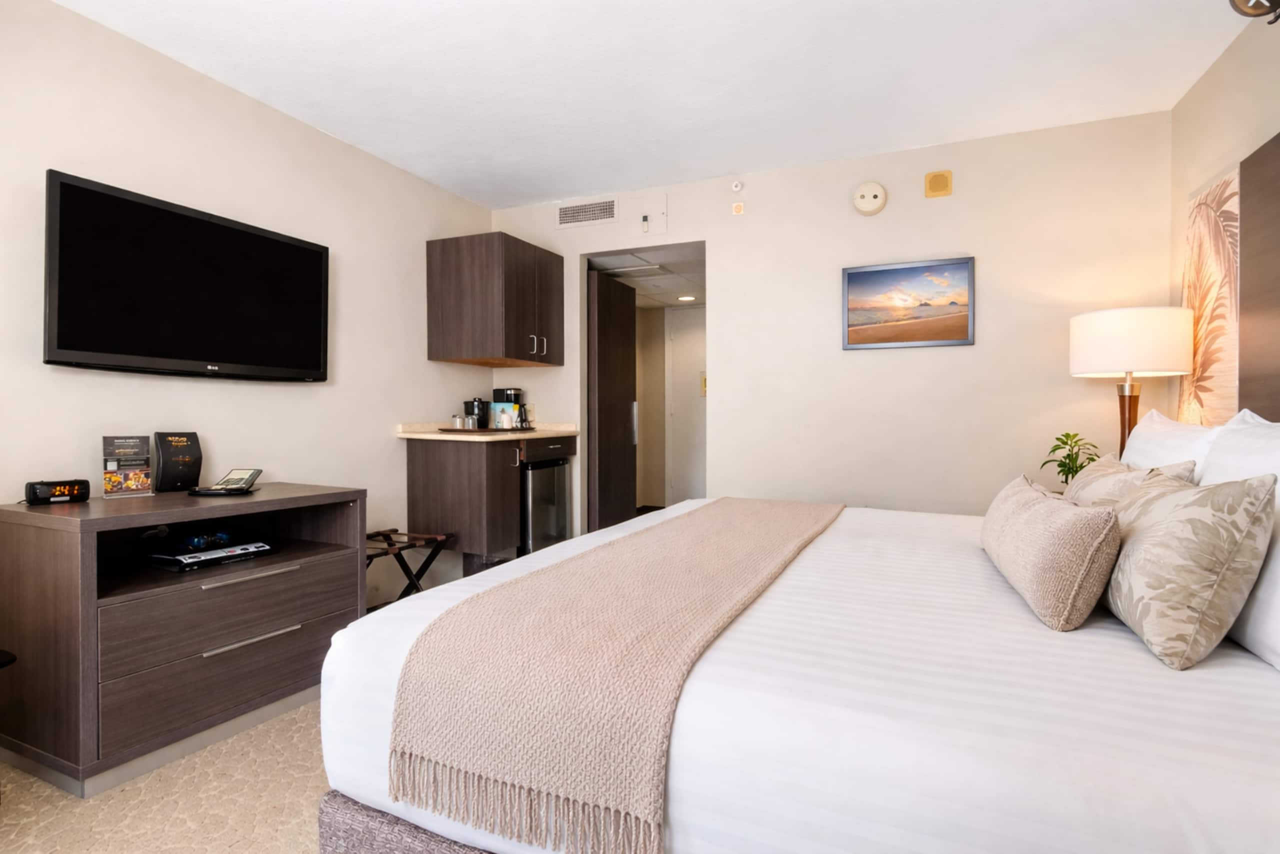 Condo in Honolulu · ★4.69 · Studio · 1 bed · 1 bath - Image 4