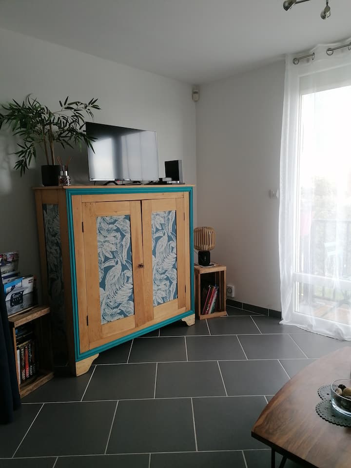 Lojëra tavoline, ngjyrosje mobiliesh, televizor i ri inteligjent nga marsi 2025