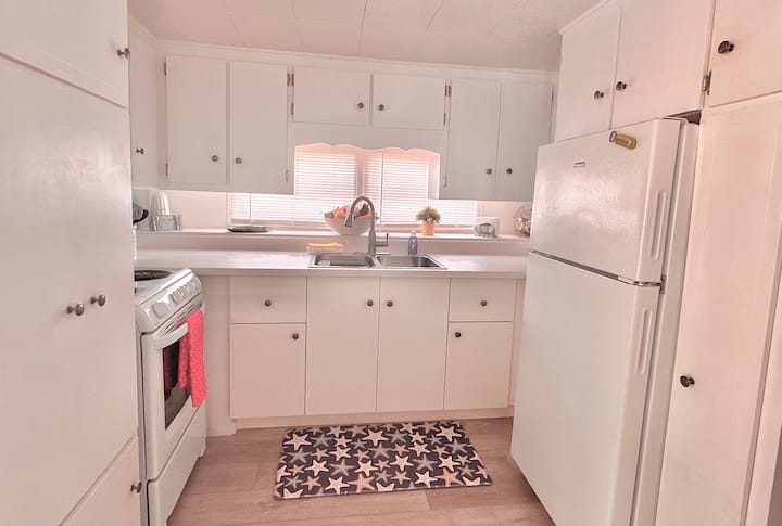 Cozy Getaway By The Bay - Bradenton Beach, FL