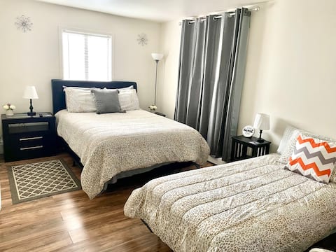 Welcome Home! Spacious, Clean Comfort, 2 TVs, prkg