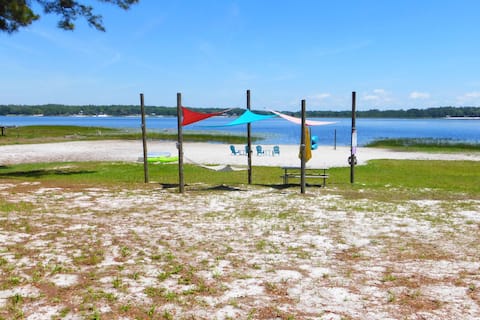 Lake Retreat*King bed*Hot tub*Firepit*Boats*Fish