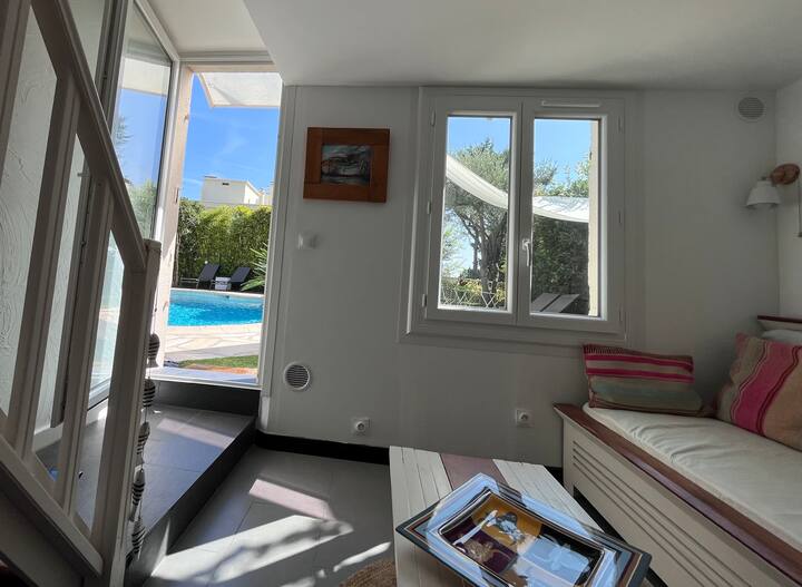 Uitzicht vanuit de woonkamer op het zwembad en de tuin