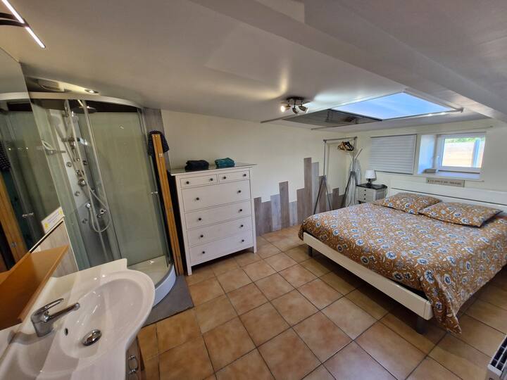 Vista general de la habitación con su zona de ducha no separada. Pintura renovada en septiembre de 2025.
Cómoda de gran capacidad para guardar ropa y prendas. Armario y perchas disponibles en la esquina derecha de la cómoda.