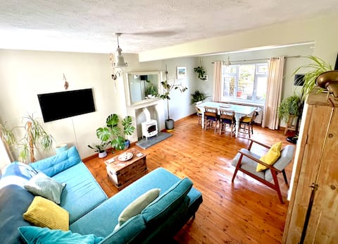 Top performing Airbnb: 500m walk to beach. Tranquil garden/patio, parking in Perranzabuloe