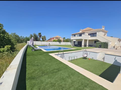 Luxury 4 Bedroom Villa & Pool on Golf Resort