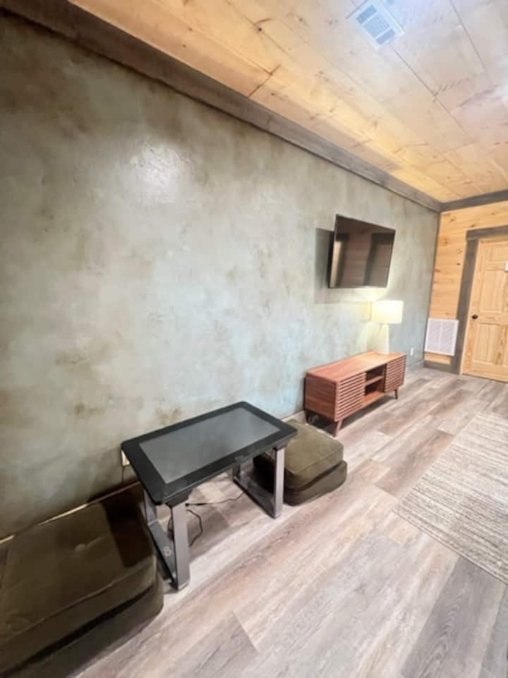 NEW Cabin Forest Decks, Hot Tub, Arcade Games - Cabins for Rent in