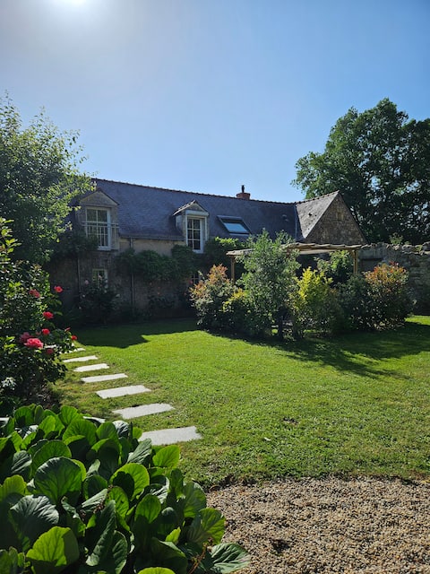 Nice cottage, garden, swimming pool 20 minutes from Angers.