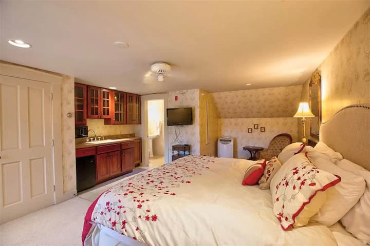 Suite 3 w/king bed and bathroom.